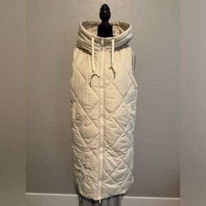 Women’s sleeveless quilted long puffer vest.
